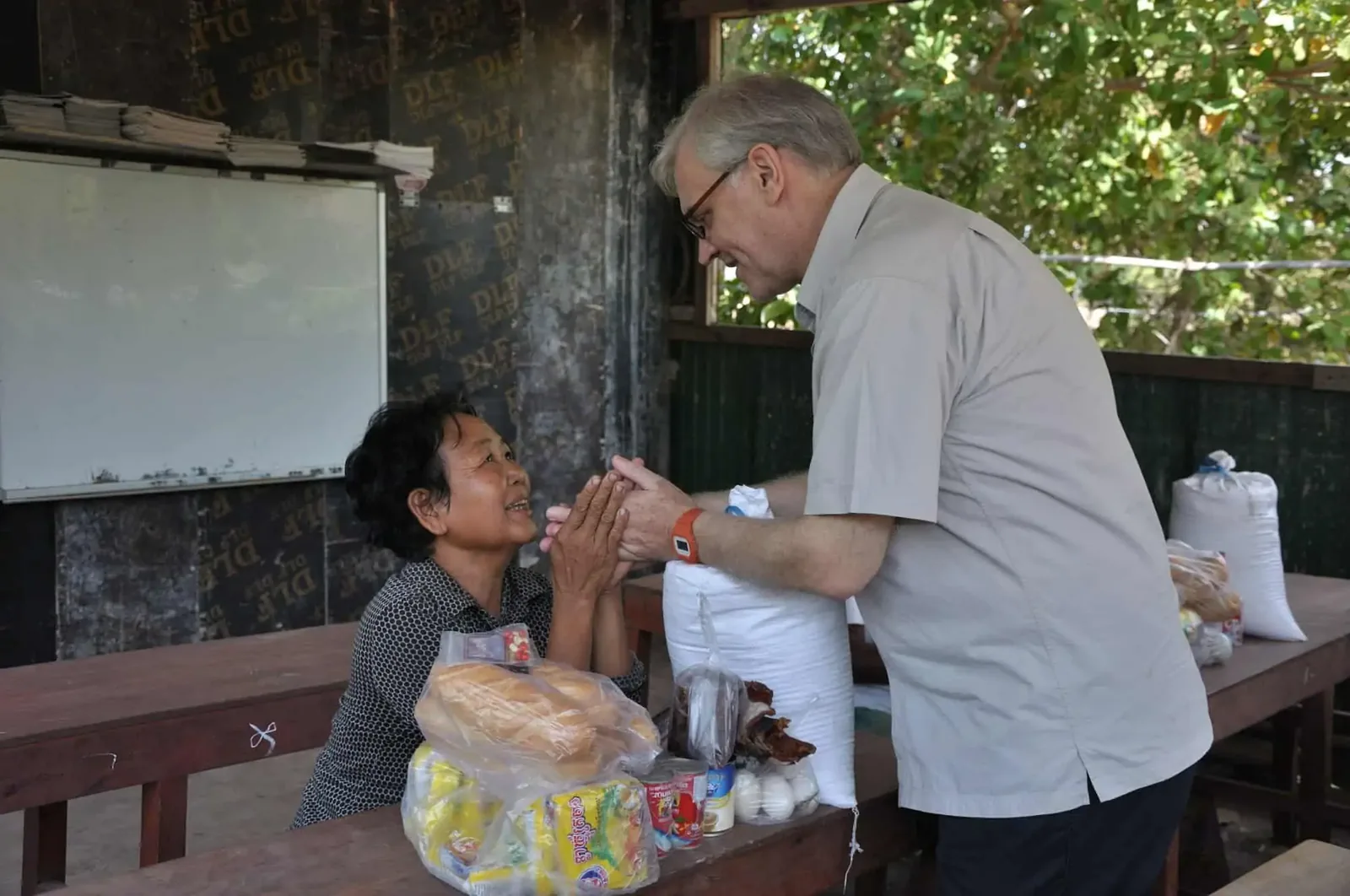 No language or words are needed when the elderly express their thanks.