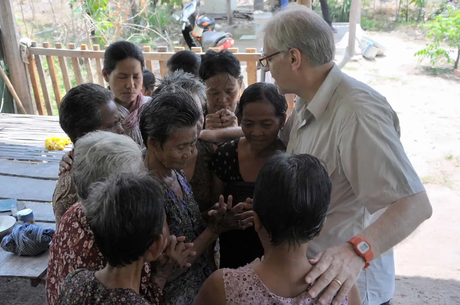 Paul and the director of the NGO, Ms Thyda Rath, praying for the elderly.