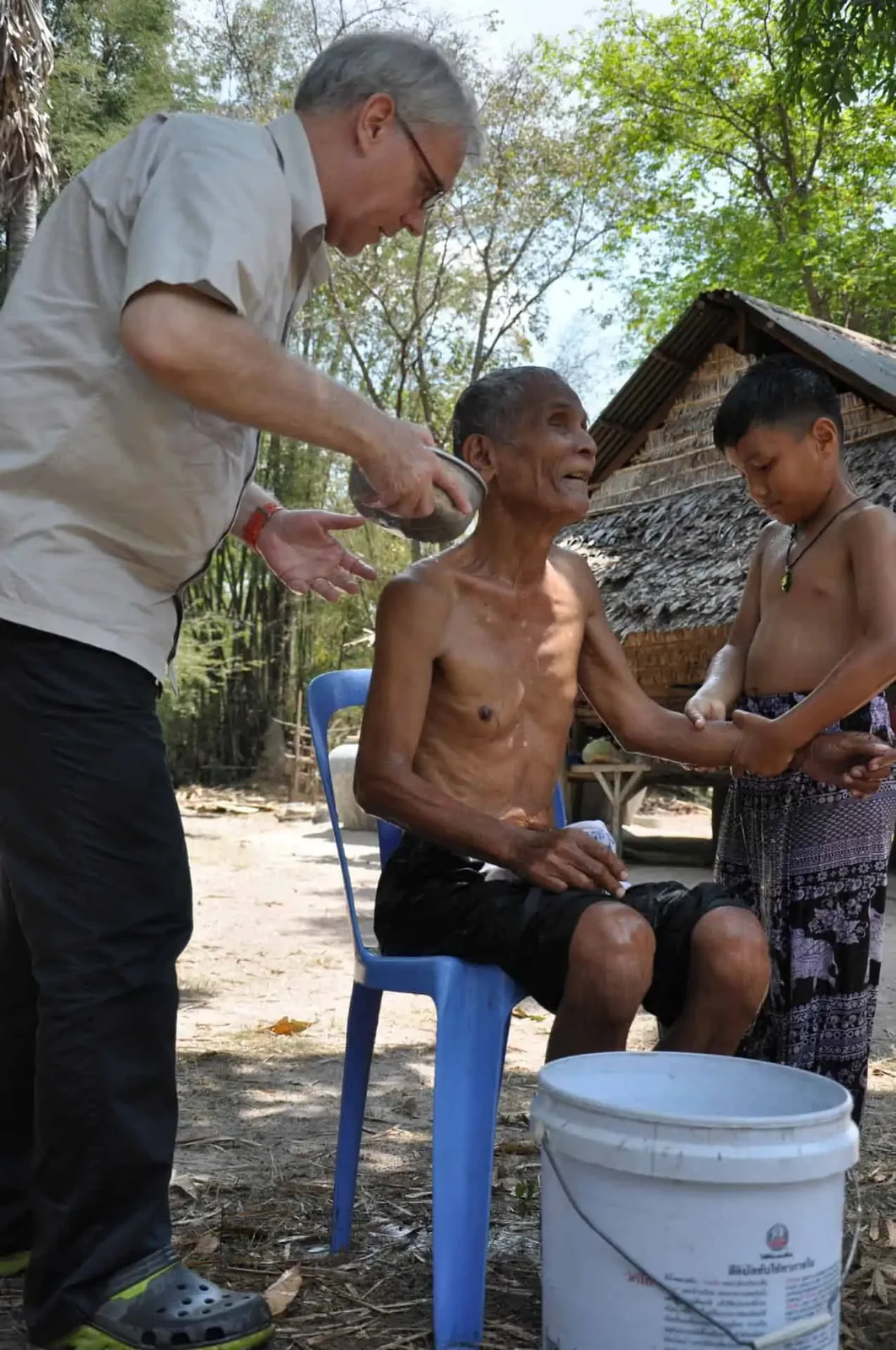 Paul and the Director's son help to bathe one of the elderly. This man is blind since he was 12 years old.